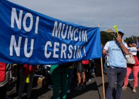 Sute de angajați din administrația publică au protestat în Piața Victoriei. Au venit, spontan, și angajați ai Guvernului (Foto)