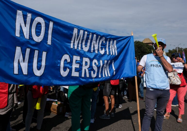 Sute de angajați din administrația publică au protestat în Piața Victoriei. Au venit, spontan, și angajați ai Guvernului (Foto)