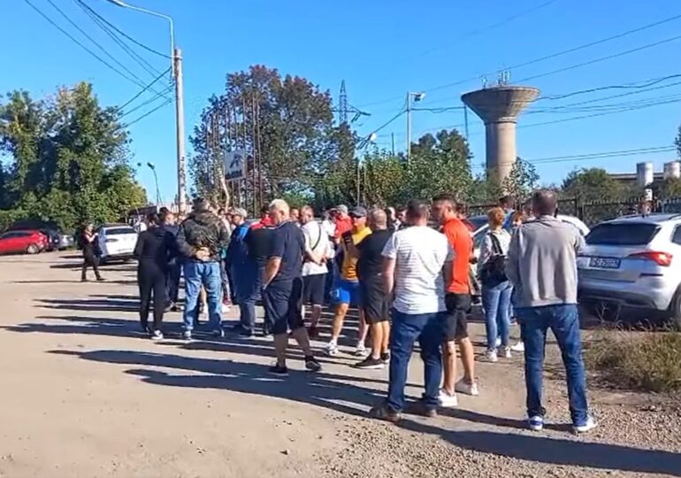 Protest spontan la ArcelorMittal Hunedoara. Angajații au blocat drumul spre Deva (Video)