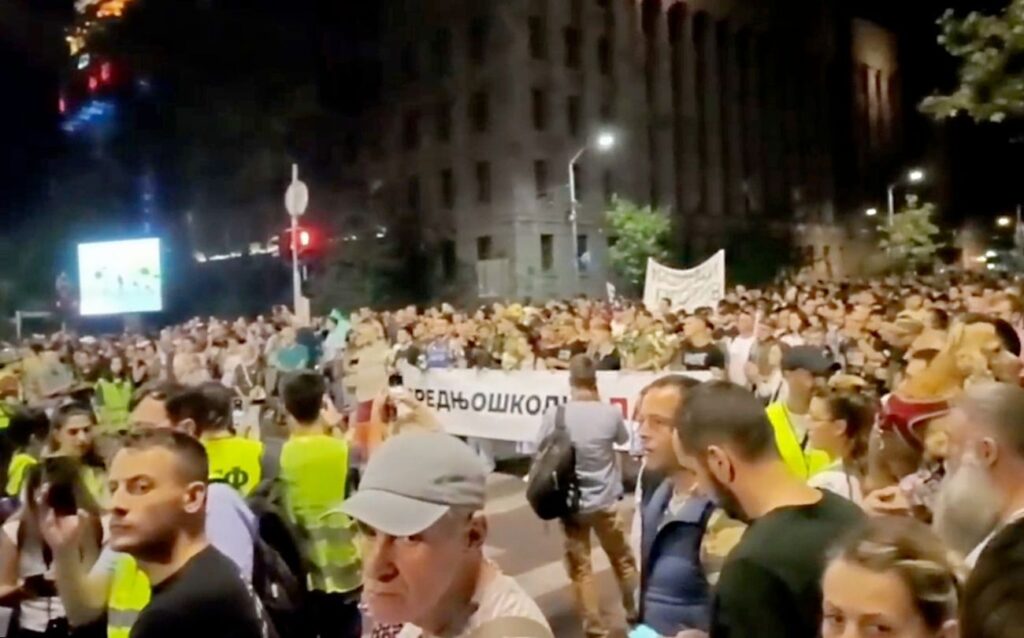 Mii de sârbi au ieșit în stradă împotriva lui Vucic: cer scrutin anticipat. Poliția i-a împrăștiat cu gaze lacrimogene (Video)