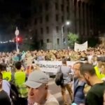 Mii de sârbi au ieșit în stradă împotriva lui Vucic: cer scrutin anticipat. Poliția i-a împrăștiat cu gaze lacrimogene (Video)
