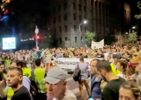 Mii de sârbi au ieșit în stradă împotriva lui Vucic: cer scrutin anticipat. Poliția i-a împrăștiat cu gaze lacrimogene (Video)