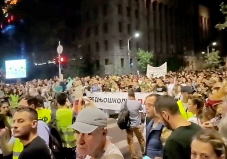 Mii de sârbi au ieșit în stradă împotriva lui Vucic: cer scrutin anticipat. Poliția i-a împrăștiat cu gaze lacrimogene (Video)