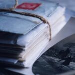 Rețeaua „scrisorilor otrăvite”: droguri impregnate pe coli de hârtie, vândute în penitenciare