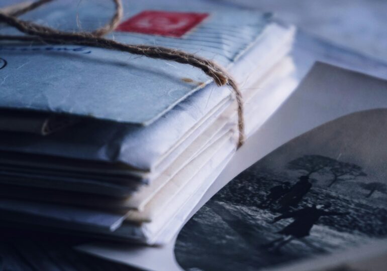 Rețeaua „scrisorilor otrăvite”: droguri impregnate pe coli de hârtie, vândute în penitenciare