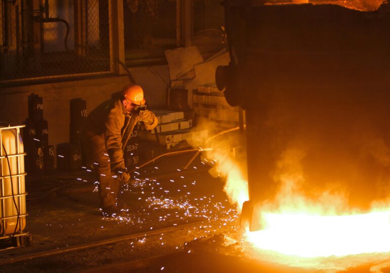 Prețurile la energie și importurile ieftine opresc producția combinatului ArcelorMittal Hunedoara. Sute de angajați, trimiși în șomaj tehnic