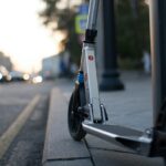 Orașul din România care interzice trotinetele electrice de închiriat, după moartea unui băiat de 15 ani