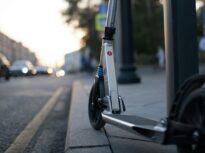 Pe trotinete și biciclete electrice, doar cu permis și cască: noi reguli discutate în Parlament