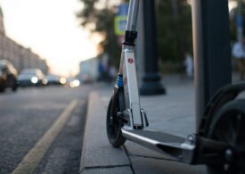 Orașul din România care interzice trotinetele electrice de închiriat, după moartea unui băiat de 15 ani