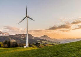 Are înălțimea unui bloc cu 13 etaje și plutește. China a lansat cea mai puternică turbină eoliană din lume