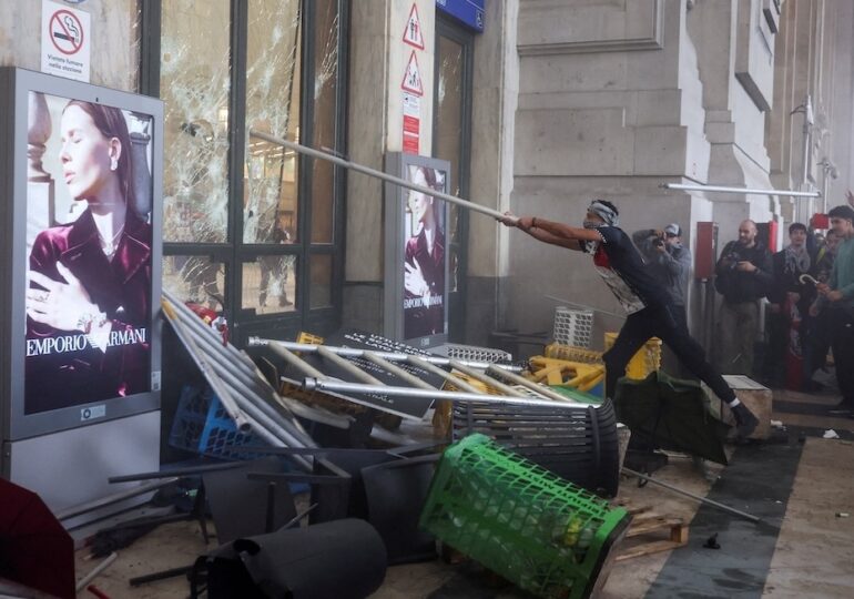 Lupte de stradă la Milano: Manifestanții pro-palestinieni s-au bătut cu polițiștii în gară. Călătorii cu valizele în mâini, prinși în capcană (Foto & Video)