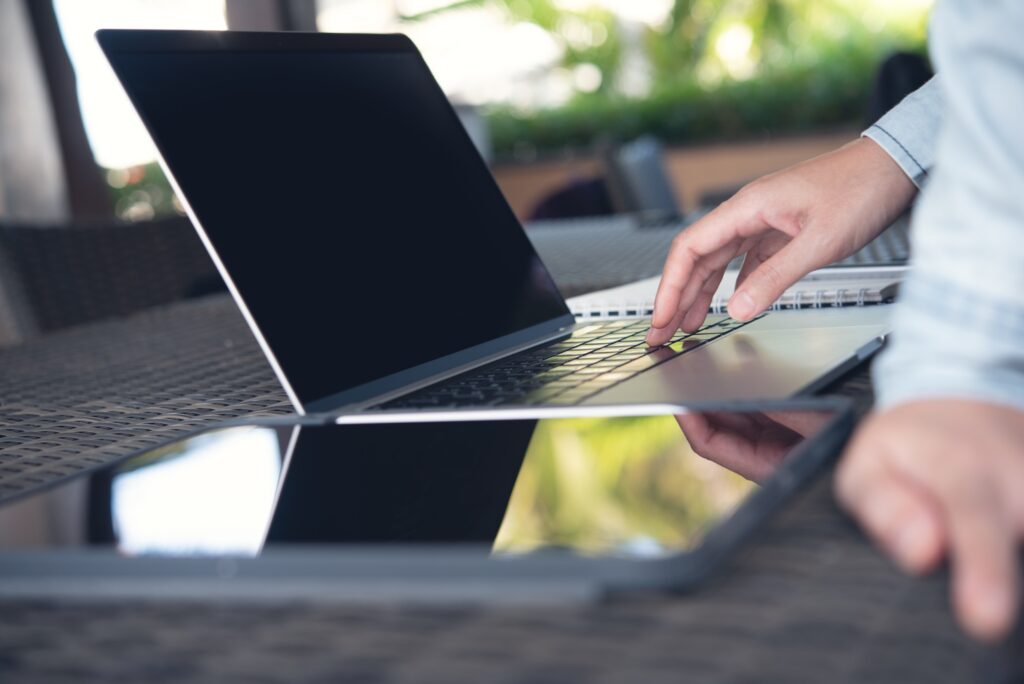 Unde pierdem bani fără să ne dăm seama. Cum toate s-au scumpit, tot mai mulți români caută soluții online