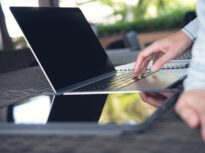 Unde pierdem bani fără să ne dăm seama. Cum toate s-au scumpit, tot mai mulți români caută soluții online