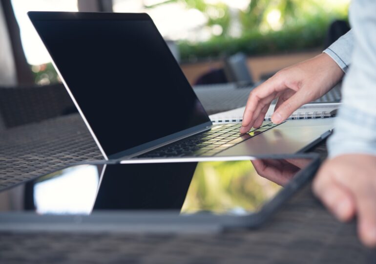 Nu e vina ta că laptopul merge greu. Dar e alegerea ta unde îl repari