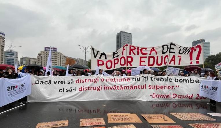 Studenții protestează azi în Piața Victoriei și cer să fie primiți de Bolojan