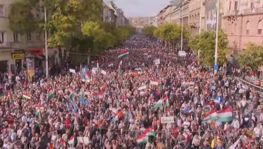 Mii de oameni, la două manifestații rivale în Budapesta. Orbán: Nu vom muri pentru Ucraina! Liderul opoziției: Țara e condusă prin frică (Video)