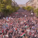 Mii de oameni pe străzile din Budapesta, la marșul lui Viktor Orbán: Nu vom muri pentru Ucraina! (Video)