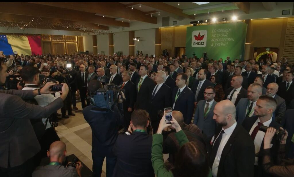 Congresul UDMR: Premierul, criticat că a rămas la intonarea Imnului secuiesc, în timp ce Grindeanu a părăsit sala. Explicația lui Bolojan: „Organizatorii au propriile melodii de suflet”