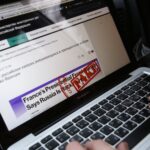 De ce românii sunt păcăliți atât de ușor de teoriile conspiraționiste?