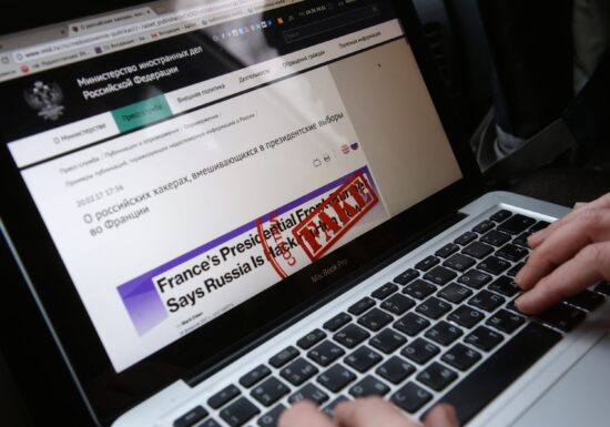 De ce românii sunt păcăliți atât de ușor de teoriile conspiraționiste?