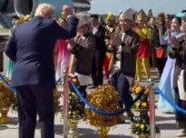 Trump dansează pe covorul roșu, la sosirea în Malaezia (Video)