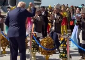 Trump dansează pe covorul roșu, la sosirea în Malaezia (Video)