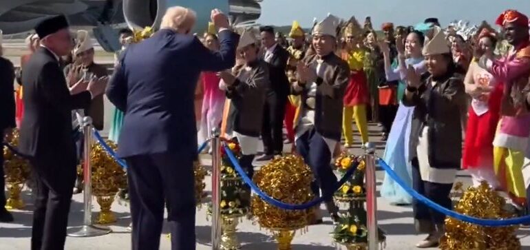 Trump dansează pe covorul roșu, la sosirea în Malaezia (Video)