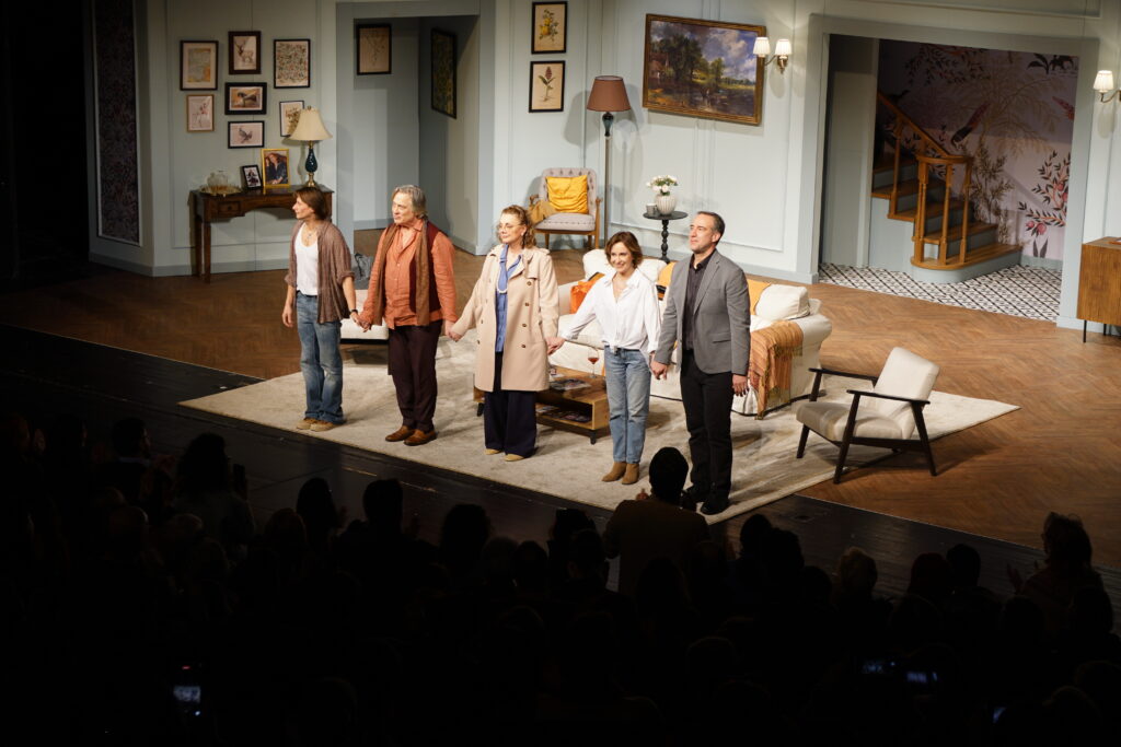 Antiportret de familie, Dragi părinți și Regina Mamă, trei spectacole de teatru, o temă universală