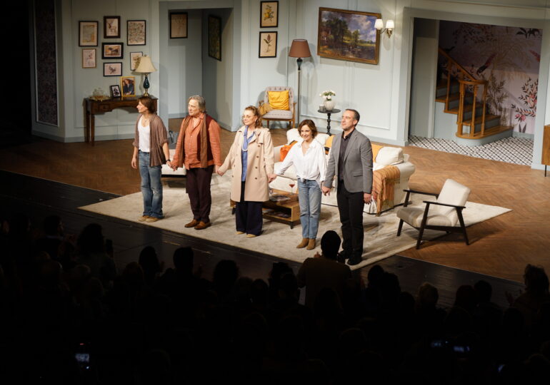 Antiportret de familie, Dragi părinți și Regina Mamă, trei spectacole de teatru, o temă universală