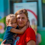 Numărul mamelor care lucrează în străinătate, pentru că nu își găsesc de lucru în România, este dublu față de cel al taților