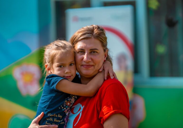 Numărul mamelor care lucrează în străinătate, pentru că nu își găsesc de lucru în România, este dublu față de cel al taților