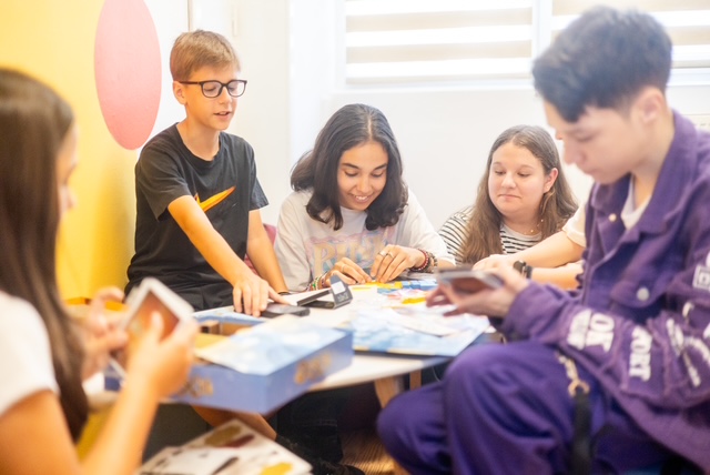 9 din 10 profesori spun că elevii sunt victime ale bullyingului. Salvați Copiii România deschide Centrul de Resurse Antibullying, hub de resurse dedicate copiilor, profesorilor și părinților