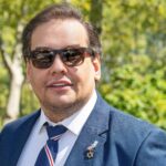 Donald Trump l-a eliberat din închisoare pe George Santos, fost congresman condamnat pentru fraudă