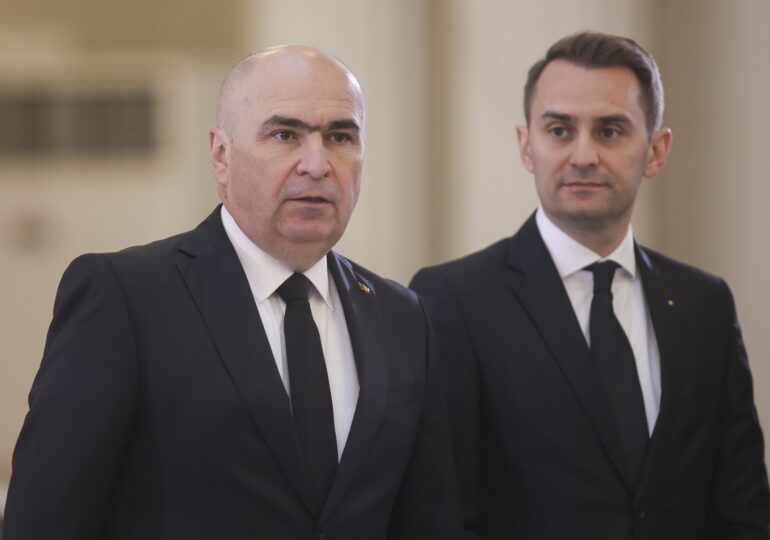 Sindicaliștii din Guvern îi cer lui Bolojan să-și demită omul de încredere de la șefia Cancelariei. Îl acuză de intimidare și abuz de putere
