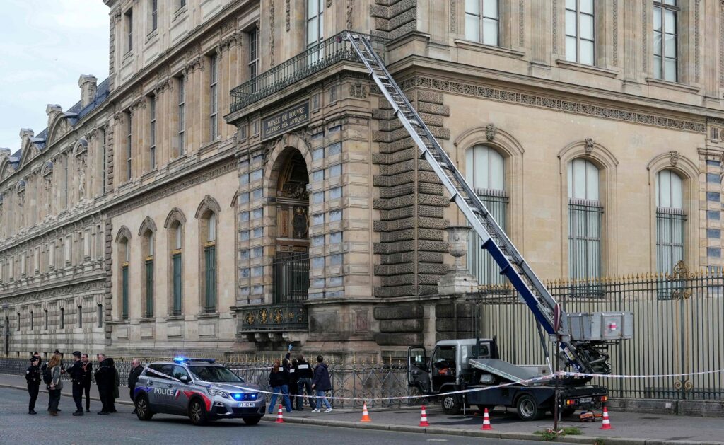 Jaful de la Luvru: Alți patru suspecți au fost arestați