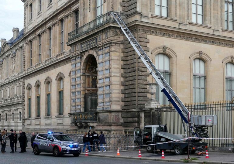 Spargerea de la Luvru: Doi suspecți au fost arestați