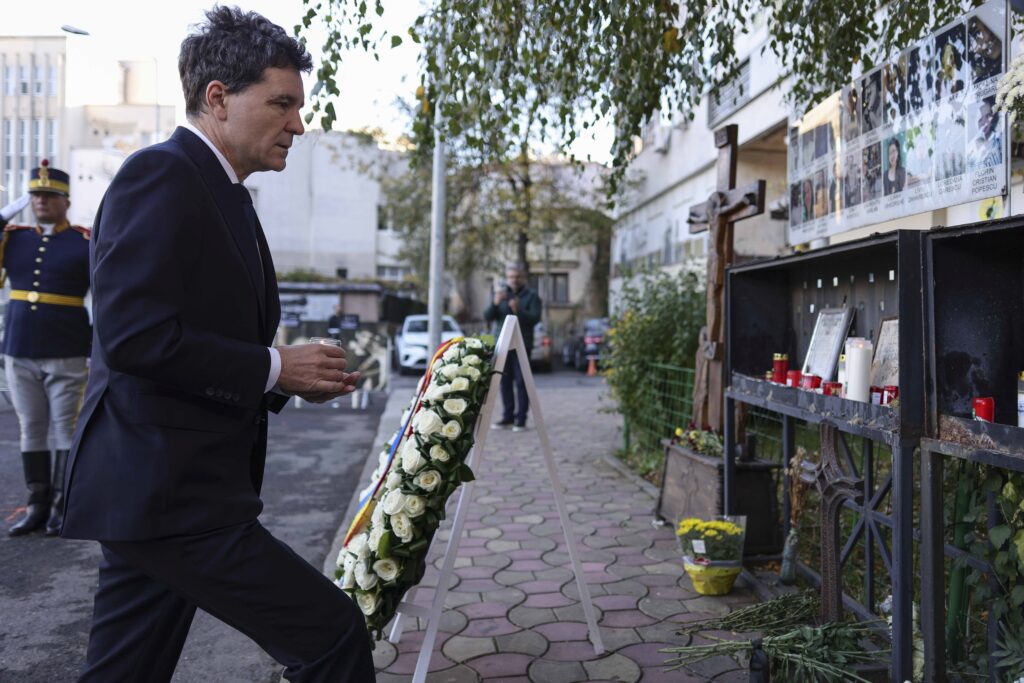 10 ani de la Colectiv. Nicușor Dan a depus o coroană de flori și a aprins o lumânare: Colectiv rămâne oglinda unui stat care nu a funcționat