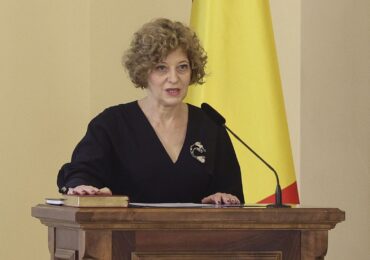 Oana Gheorghiu critică proiectul care obligă oficialii să sărute drapelul: Iubirea de țară nu poate fi obținută prin constrângere