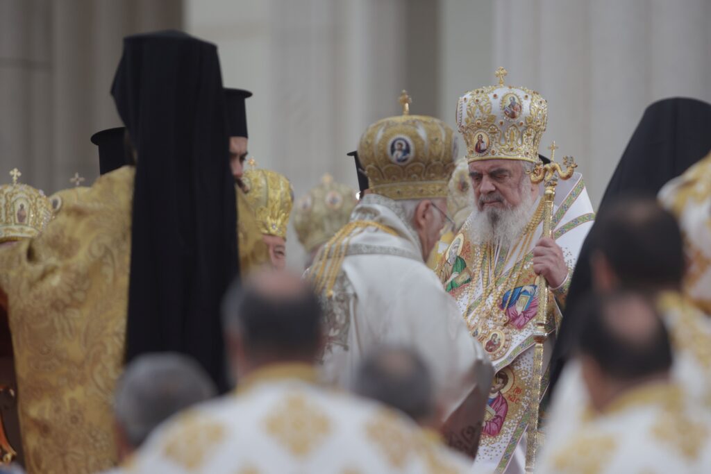 Patriarhul Daniel și preoți la Catedrală