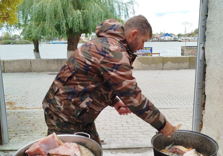 Secretul ciorbei de pește, aflat de la un pescar din Delta Dunării. Reportaj la Sulina