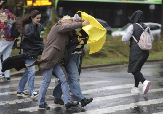Vânt puternic în toată țara: cod galben și portocaliu, duminică