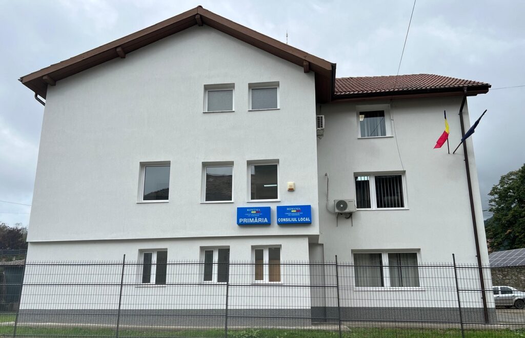 Sediul unei primării și 110 hectare de pădure sunt sub sechestru ANAF și pot fi scoase la vânzare. Greșeala elementară a administrației locale