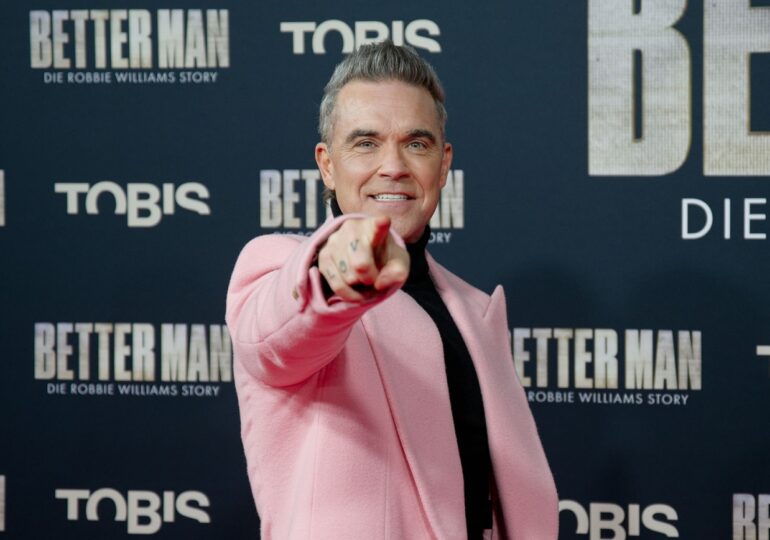 Robbie Williams reveals he suffers from Tourette's syndrome (Video)