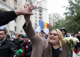Diana Șoșoacă, inculpată oficial. Baie de mulțime la Parchet și urlete la portavoce: Când eu voi fi președintele României, toți veți fi în pușcărie și la canal! (Galerie foto&Video)