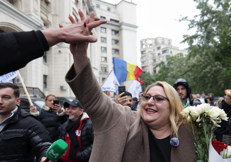 Diana Șoșoacă, inculpată oficial. Baie de mulțime la Parchet și urlete la portavoce: Când eu voi fi președintele României, toți veți fi în pușcărie și la canal! (Galerie foto&Video)