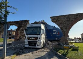 Un șofer român de TIR a distrus un monument din Spania, vechi de peste 240 de ani (Foto & Video)