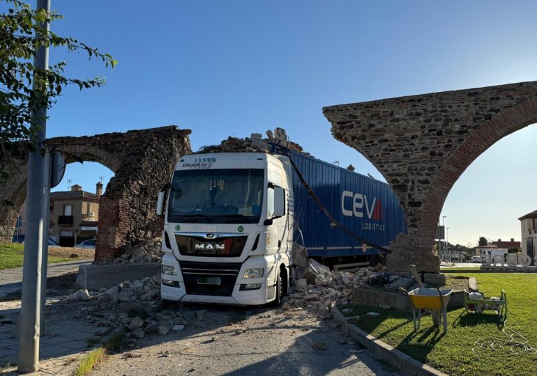 Un șofer român de TIR a distrus un monument din Spania, vechi de peste 240 de ani (Foto & Video)