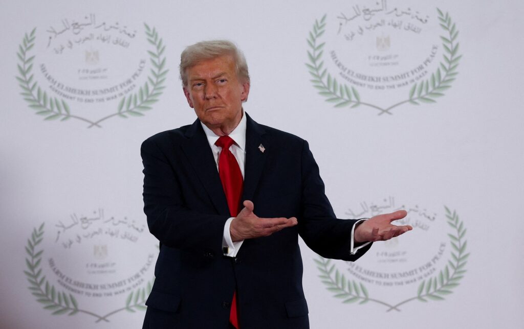 „Joe Biden Adormitul” și „Barack Hussein Obama” Trump a instalat la Casa Albă plăci cu descrieri ironice la adresa predecesorilor săi