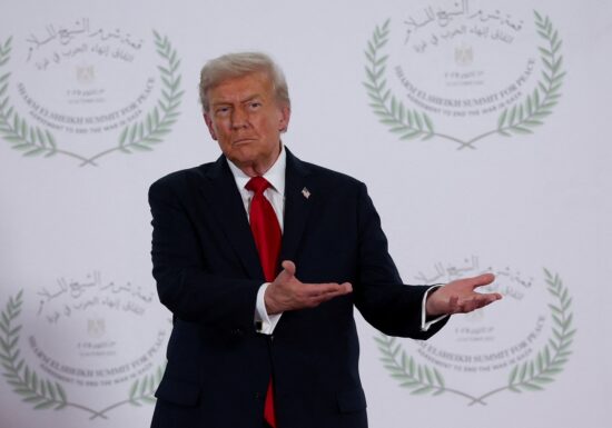 „Joe Biden Adormitul” și „Barack Hussein Obama” Trump a instalat la Casa Albă plăci cu descrieri ironice la adresa predecesorilor săi