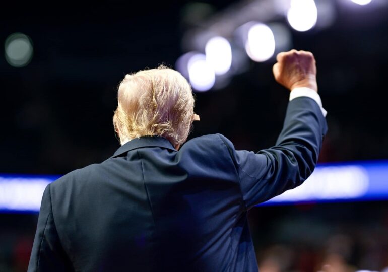 Discurs istoric rostit de Trump în parlamentul israelian, ovaționat minute în șir și întrerupt de un protest: Sfârșitul unui "lung coșmar" pentru israelieni și palestinieni